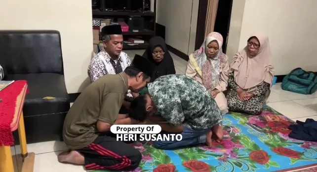 Potret Danu Sungkem ke Keluarga sebelum Serahkan Diri ke Polda Jabar, Bongkar Kasus Subang, ‘Kalo ada Yosef Jangan Terganggu’