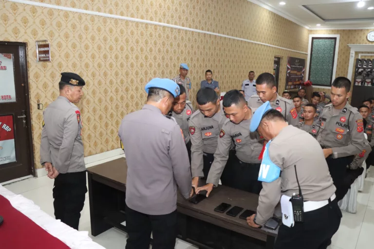 Ini Tujuan Propam Polres Cirebon Kota Periksa Ponsel Personel