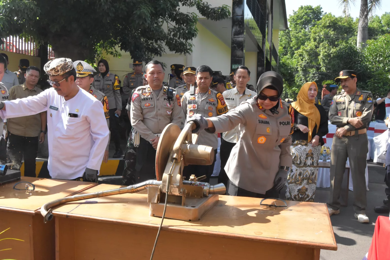 Polresta Cirebon Bikin Tugu Udang dari Knalpot Brong Hasil Sitaan