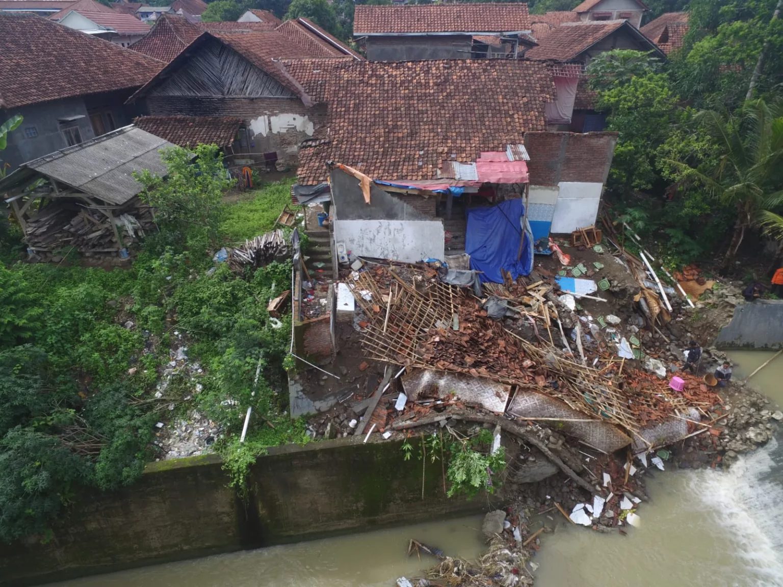 Rumah Warga di Bantar Benda Kota Cirebon Ambruk Akibat Tanah Longsor