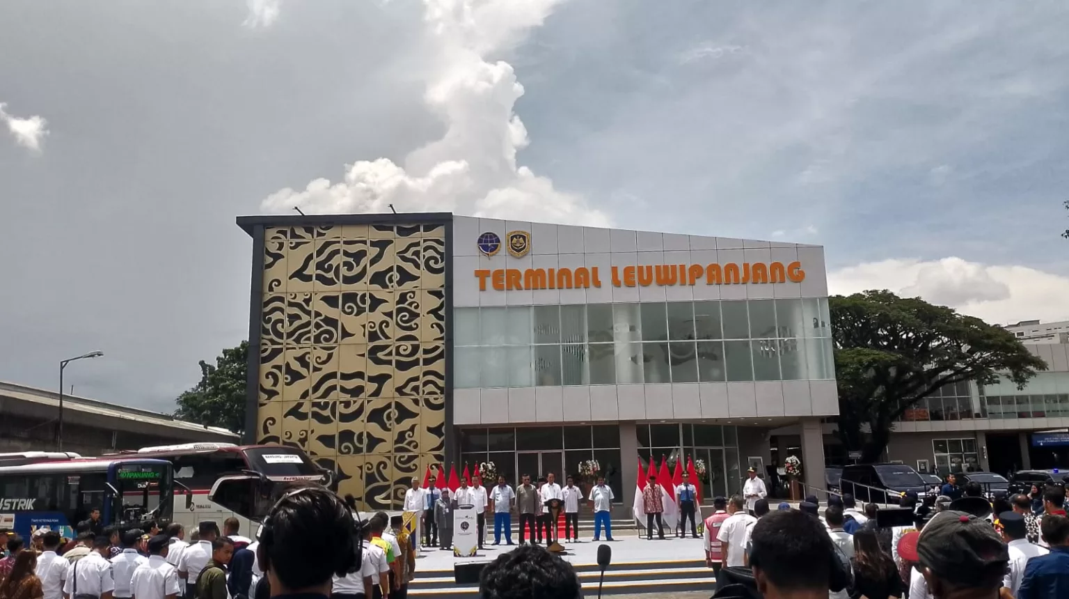Jokowi Resmikan Revitalisasi Terminal Leuwipanjang dan Banjar