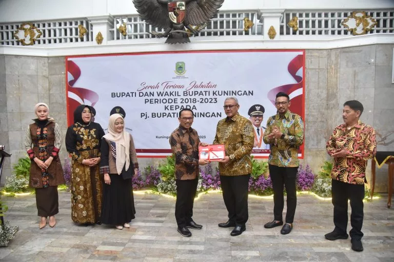 Sertijab Bupati Kuningan Ditandai Penyerahan Buku Memori