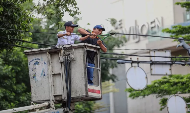 penurunan kabel udara di sejjumlah jalan protokol di Kota Bandung