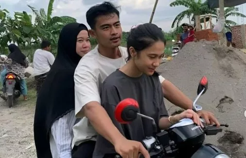 Nikmati Momen Pulang Kampung, Pramata Arhan Bonceng Azizah Salsha dan Mertuanya