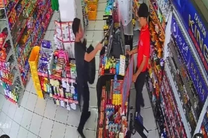 Viral Aksi Perampokan Terekam CCTV Minimarket di Cianjur, Netizen Malah Fokus dengan Lantai
