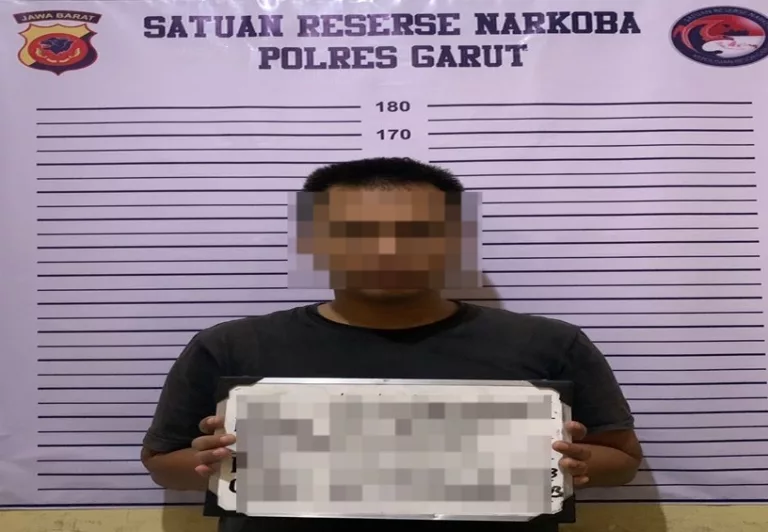 TR, tersangka pengedar obat keras terlarang diringkus tim Satres Narkoba polres Garut. (Humas Polres Garut)