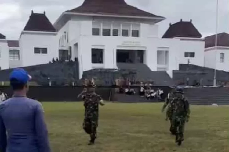 Tidak Digaji 3 Bulan, Petugas Kebersihan Buang 20 Ton Sampah di Depan Kantor Bupati Seram Maluku
