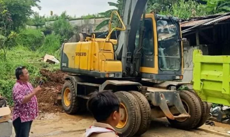 alat berat atasi longsoran di jalan ciadeg bogor