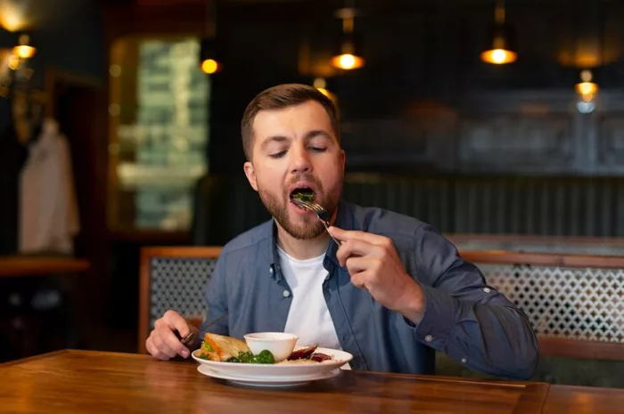 Jangan Diulangi! Ini Bahaya dan Efek Samping Tidak Makan Malam, Bisa Bikin Berat Badan Bertambah?