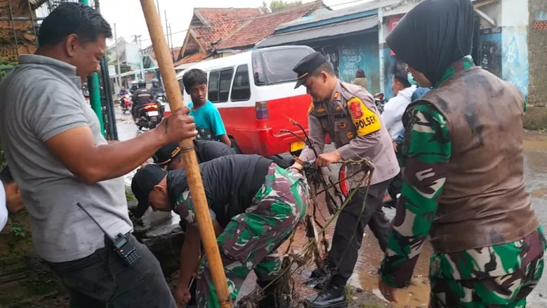 Sampah Menyumbat Saluran Air, Jalan Raya Wanaraja-Pangatikan, Garut, Banjir banjir di garut