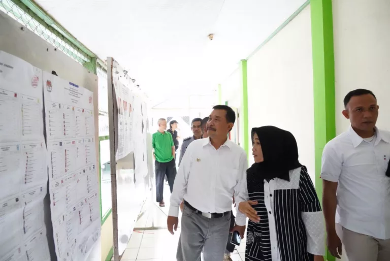 Barnas Adjudin dan istri