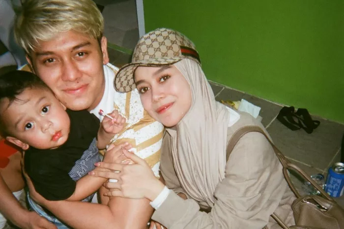 Lesty Kejora Unggah Momen Kebersamaan Keluarga, Sepatu Abang L Jadi Sorotan Warganet: Mahal Banget!