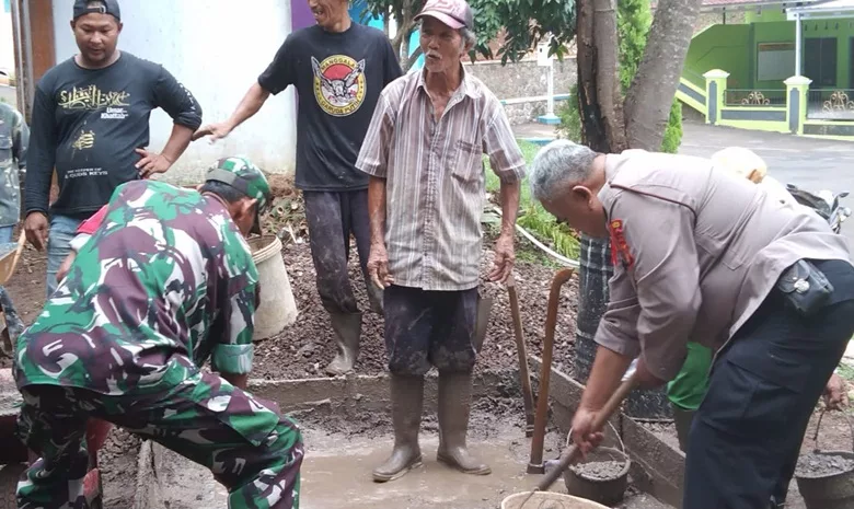 polisi monitoring pengecoran jalan