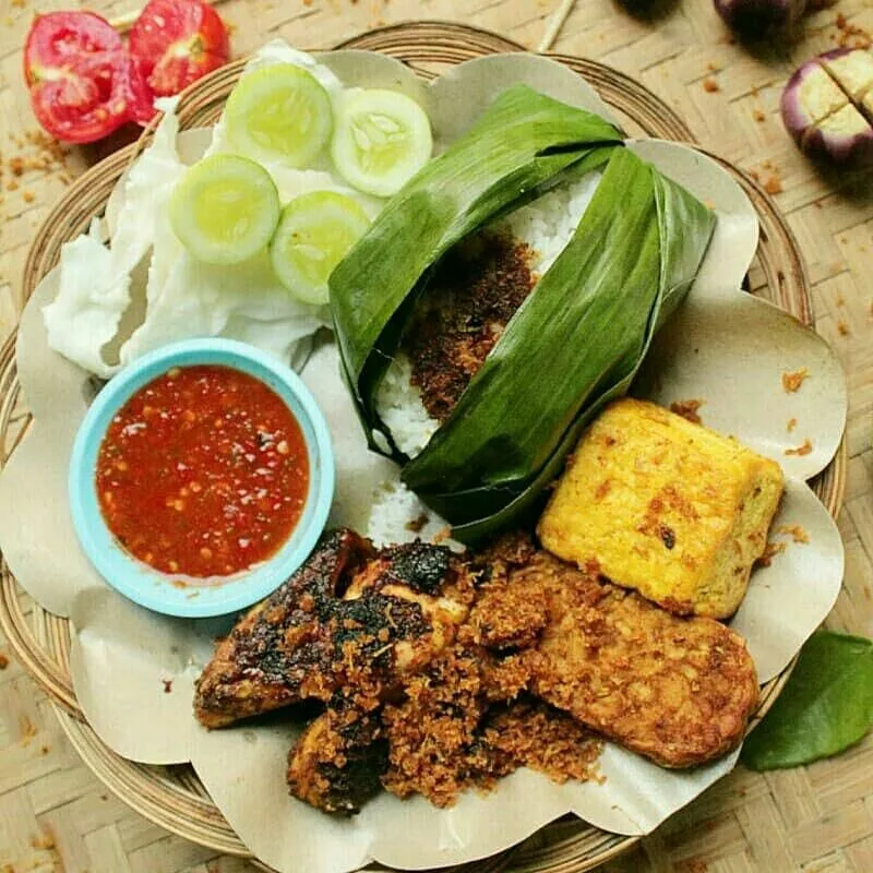Wajib Coba! 8 Rekomendasi Kuliner Khas Bandung Dijamin Nggak Bakal Nyesel, Juara 1 Nasi Timbel